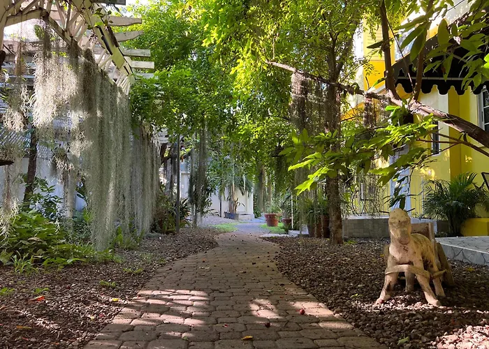 Kingston Pet Friendly Lodging and Hotels near 